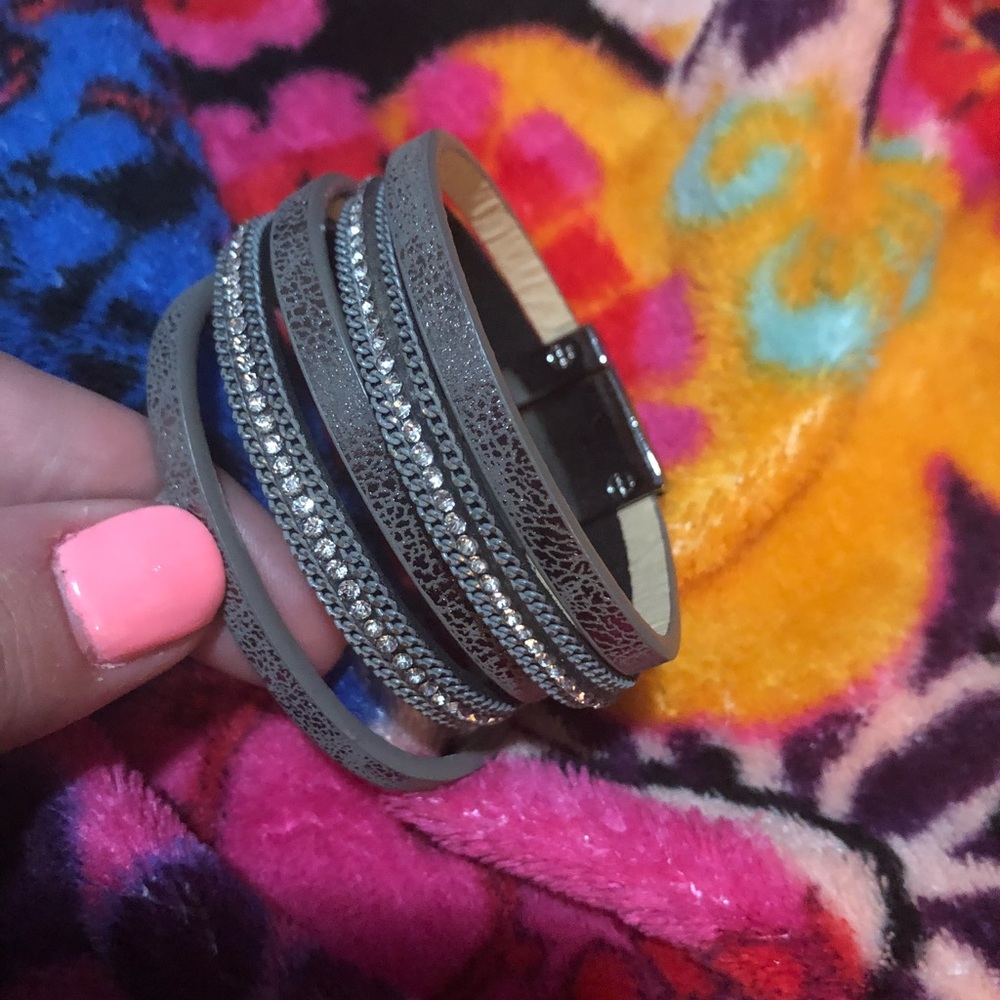 Faux leather cuff bracelet w/magnetic closure euc